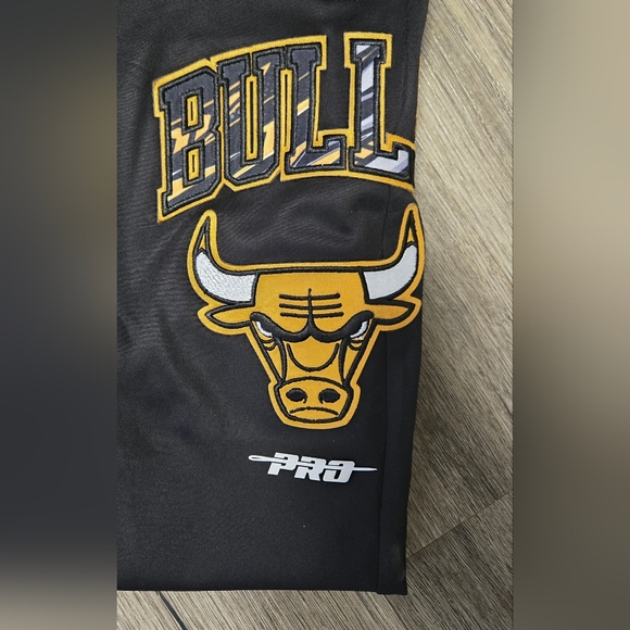 Pro Standard NBA Chicago Bulls Retro 1 "Yellow Ohcre" Track Jacket & Pants Set - Picture 3 of 11